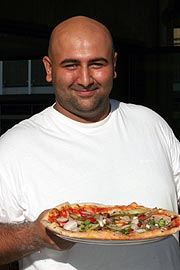 Wirt Sinan mit der Wiesnpizza (Foto: Martin Schmitz)